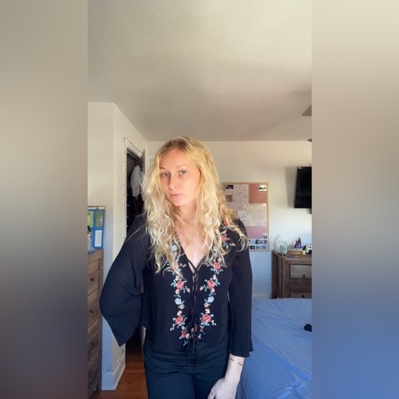 American Eagle black floral long sleeve - Picture 3 of 5